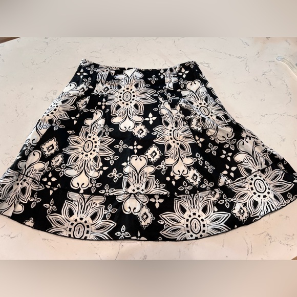 White House Black Market 100% lined A-line cotton skirt. Size 10 - Picture 2 of 3